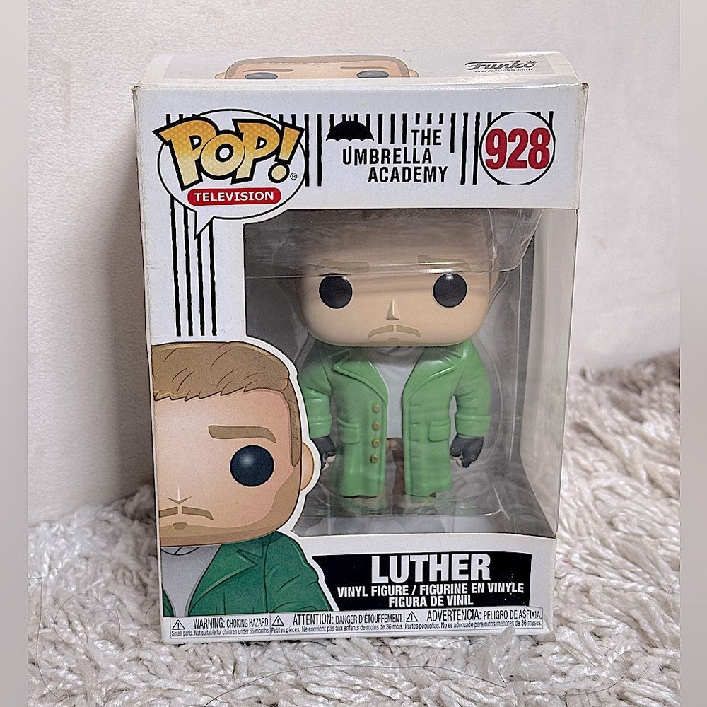 Funko Pop! Television The Umbrella Academy #928 Luther w/ Protective Case